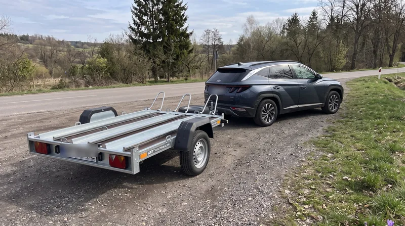 Samochód osobowy z podpiętą przyczepką motocyklową o DMC 750 kg