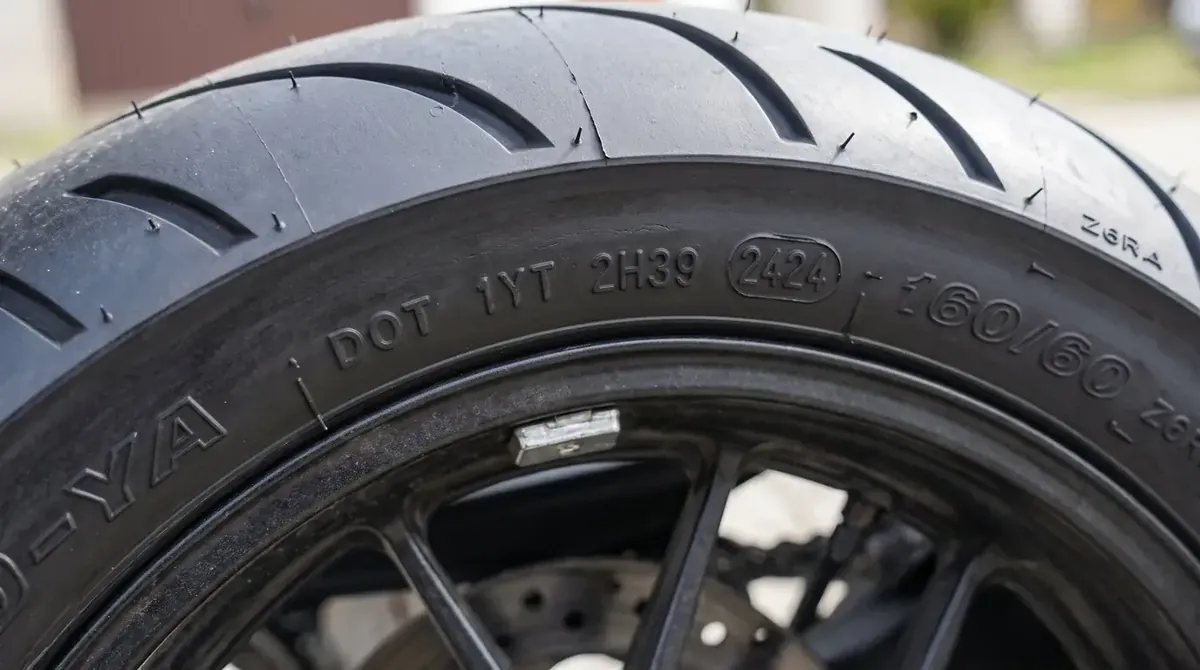 Kod DOT na boku opony motocyklowej z datą produkcji 2424, czyli 24. tydzień 2024 roku