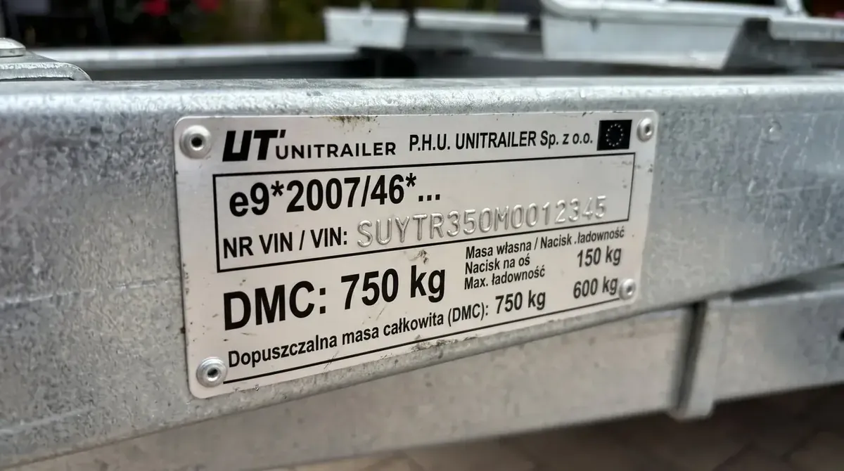 Tabliczka znamionowa przyczepki motocyklowej Unitrailer: DMC 750 kg, masa własna 150 kg, maksymalna ładowność 600 kg